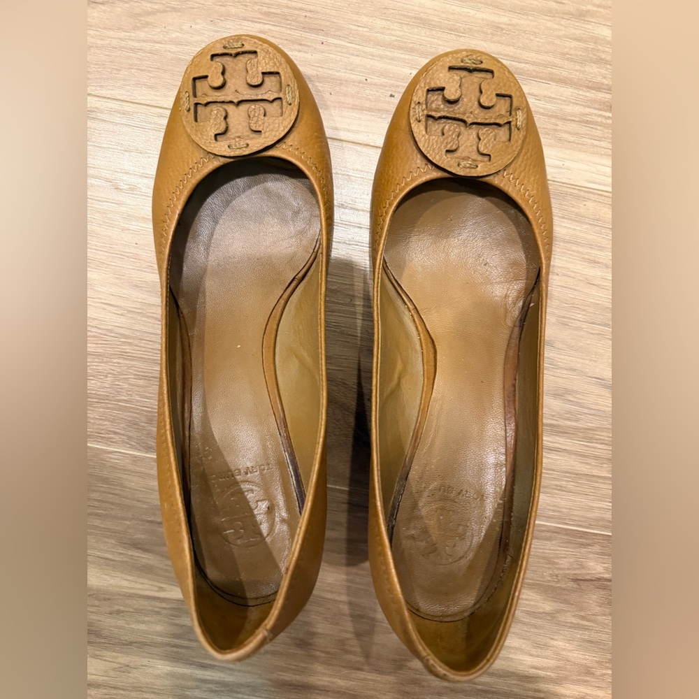 Tory Burch Sally Wedge Pebbled Leather - Tan